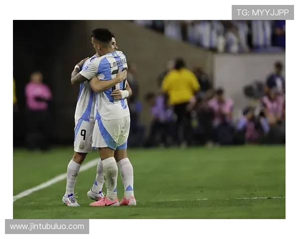 帕斯谈与劳塔罗阿尔瓦雷斯搭档踢球的轻松与挑战克服之道